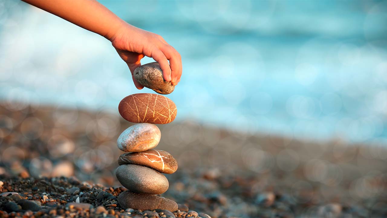 pedras em praia, representando o estilo minimalista em busca de vida mais leve